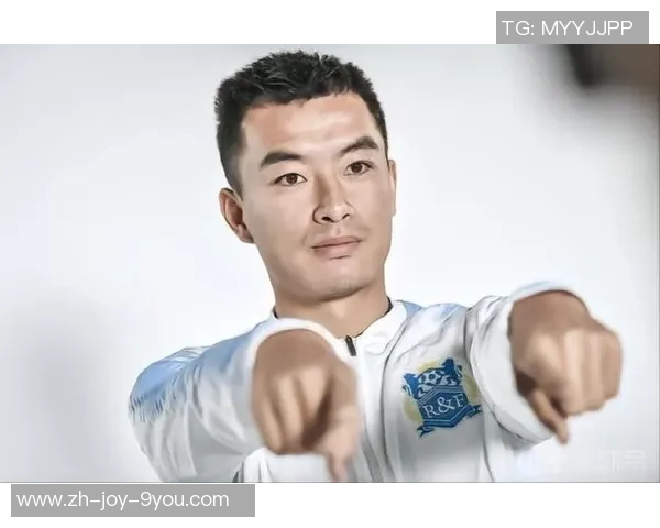 男人背足球的梦想与坚持在绿茵场上的奋斗之路